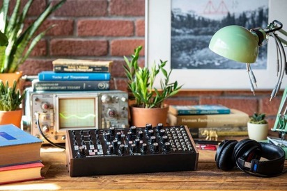Полумодульный полиритмический аналоговый синтезатор Subharmonicon от Moog 