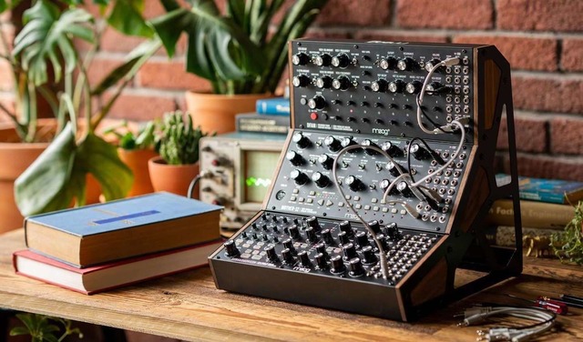 Полумодульный полиритмический аналоговый синтезатор Subharmonicon от Moog 