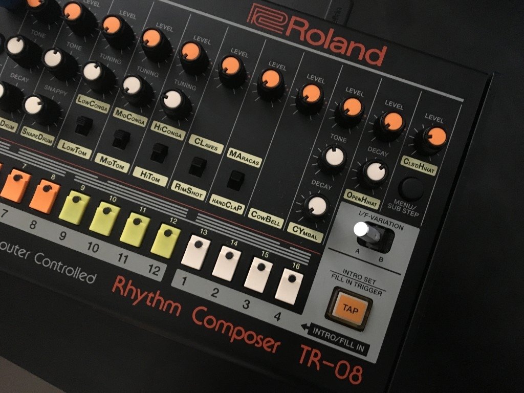 Roland TR-08 side